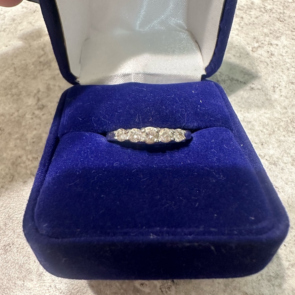 Diamond ring - Picture 2 of 4